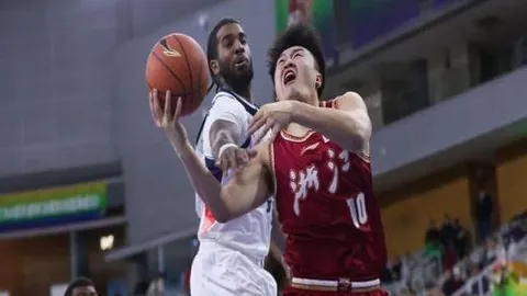 东契奇力挽狂澜，远投三分一箭中的