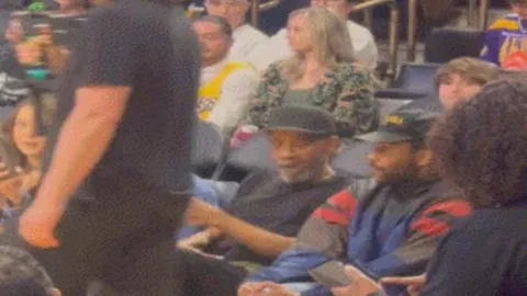 17岁埃斯特旺训练中目睹队友穿鞋技巧性挑球绕过对手